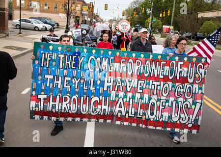 Detroit, Michigan, USA. 1. Mai 2017. Hunderte trat eine Rallye für Einwandererfamilien, boykottieren Arbeit, Schule und Einkaufsmöglichkeiten. Bildnachweis: Jim West/Alamy Live-Nachrichten Stockfoto