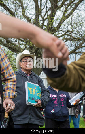 Detroit, Michigan, USA. 1. Mai 2017. Hunderte trat Hände im Gebet während einer Kundgebung für Migrantenfamilien. Bildnachweis: Jim West/Alamy Live-Nachrichten Stockfoto