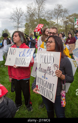 Detroit, Michigan, USA. 1. Mai 2017. Hunderte trat eine Rallye für Einwandererfamilien, boykottieren Arbeit, Schule und Einkaufsmöglichkeiten. Bildnachweis: Jim West/Alamy Live-Nachrichten Stockfoto