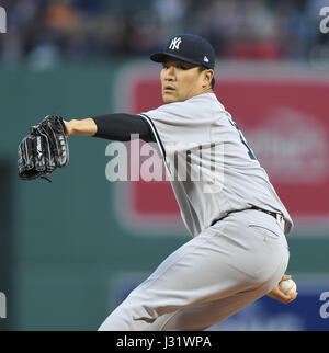 Boston, Massachusetts, USA. 27. April 2017. Masahiro Tanaka (Yankees) MLB: New York Yankees Start Krug Masahiro Tanaka Stellplätze während der Major League Baseball Spiel gegen die Boston Red Sox im Fenway Park in Boston, Massachusetts, Vereinigte Staaten. Bildnachweis: AFLO/Alamy Live-Nachrichten Stockfoto