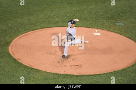 Boston, Massachusetts, USA. 27. April 2017. Masahiro Tanaka (Yankees) MLB: New York Yankees Start Krug Masahiro Tanaka Stellplätze während der Major League Baseball Spiel gegen die Boston Red Sox im Fenway Park in Boston, Massachusetts, Vereinigte Staaten. Bildnachweis: AFLO/Alamy Live-Nachrichten Stockfoto