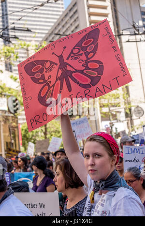 San Francisco, Kalifornien, USA. 1. Mai 2017. Eine Frau hält ein "pro-Einwanderer" Zeichen mit einem Schmetterling, ein Symbol verwendet viele zeigen Unterstützung derjenigen, die "Migration" in den USA während der 1. Mai 2017, Proteste, wo mehr als 40 Städte in den USA inszeniert Protestereignissen für den "Tag ohne ein Einwanderer." In San Francisco gingen Tausende auf die Straße zu protestieren Trumps Einwanderungspolitik und Unterstützung für die Rechte der Einwanderer zu zeigen.  San Francisco ist einer von Hunderten von Städten in den USA Kredit: Shelly Rivoli/Alamy Live News Stockfoto