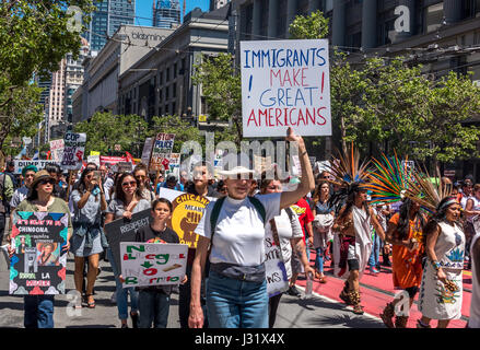 San Francisco, Kalifornien, USA. 1. Mai 2017. Eine Frau marschiert unter der Masse mit einem Schild mit der Aufschrift "Einwanderer machen große Amerikaner!" Am 1. Mai 2017 statt mehr als 40 Städte in den USA Protestereignissen für den "Tag ohne ein Einwanderer." In San Francisco gingen Tausende auf die Straße zu protestieren Trumps Einwanderungspolitik und Unterstützung für die Rechte der Einwanderer zu zeigen. Bildnachweis: Shelly Rivoli/Alamy Live-Nachrichten Stockfoto