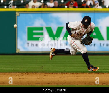 Houston, TX, USA. 1. Mai 2017. Houston Astros zweiter Basisspieler Jose Altuve (27) misplays einen Boden-Ball in der neunten während des MLB-Spiels zwischen den Texas Rangers und die Houston Astros im Minute Maid Park in Houston, Texas. John Glaser/CSM/Alamy Live-Nachrichten Stockfoto