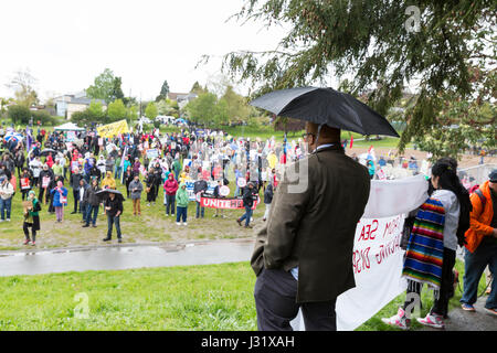 Seattle, USA. 1. Mai 2017. Befürworter halten einen Protest-Banner während der Rallye in Judkins Park am Maifeiertag März für Arbeitnehmer und Einwanderer Rechte. Veranstalter rief zum Generalstreik am International Workers Tag in Solidarität mit koordinierten Veranstaltungen in Gemeinden in den Staat Washington und auf der ganzen Welt. Bildnachweis: Paul Gordon/Alamy Live-Nachrichten Stockfoto