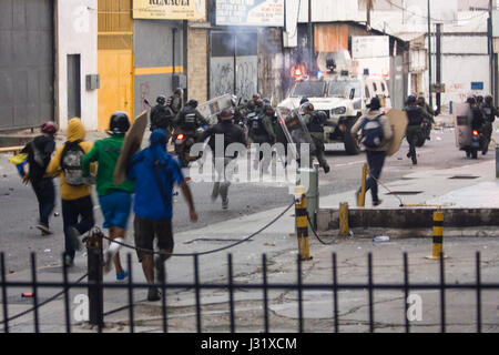 Caracas, Venezuela, 1. Mai 2017. Mitglieder der Bolivarischen Nationalgarde flüchten vor einer Gruppe von Demonstranten während einer Protestaktion gegen die Regierung von Nicolas Maduro. Agustin Garcia/Alamy Live-Nachrichten Stockfoto