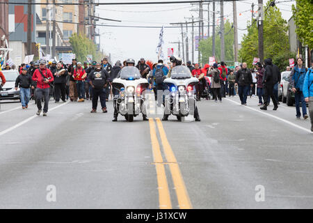 Seattle, USA. 1. Mai 2017. Seattle-Motorrad-Polizei führend auf dem Maifeiertag Marsch für Arbeitnehmer und Einwanderer Rechte durch den Central District zum Seattle Center. Veranstalter rief zum Generalstreik am International Workers Tag in Solidarität mit koordinierten Veranstaltungen in Gemeinden in den Staat Washington und auf der ganzen Welt. Bildnachweis: Paul Gordon/Alamy Live-Nachrichten Stockfoto