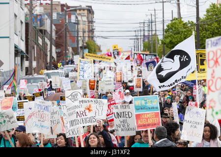 Seattle, USA. 1. Mai 2017. Fans drängen sich Jackson Street beim Maifeiertag Marsch für Arbeitnehmer und Einwanderer Rechte. Veranstalter rief zum Generalstreik am International Workers Tag in Solidarität mit koordinierten Veranstaltungen in Gemeinden in den Staat Washington und auf der ganzen Welt. Bildnachweis: Paul Gordon/Alamy Live-Nachrichten Stockfoto