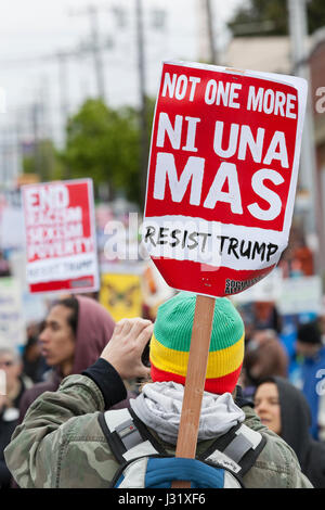 Seattle, USA. 1. Mai 2017. Anhänger nimmt ein Foto von der Masse an der Jackson Street während Mai für Arbeitnehmer und Einwanderer Rechte. Veranstalter rief zum Generalstreik am International Workers Tag in Solidarität mit koordinierten Veranstaltungen in Gemeinden in den Staat Washington und auf der ganzen Welt. Bildnachweis: Paul Gordon/Alamy Live-Nachrichten Stockfoto