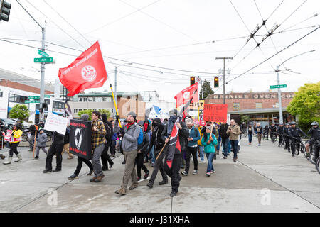 Seattle, USA. 1. Mai 2017. Mitglieder von industrielle Arbeiter der Welt marschieren durch die Central District beim Maifeiertag Marsch für Arbeitnehmer und Einwanderer Rechte. Veranstalter rief zum Generalstreik am International Workers Tag in Solidarität mit koordinierten Veranstaltungen in Gemeinden in den Staat Washington und auf der ganzen Welt. Bildnachweis: Paul Gordon/Alamy Live-Nachrichten Stockfoto