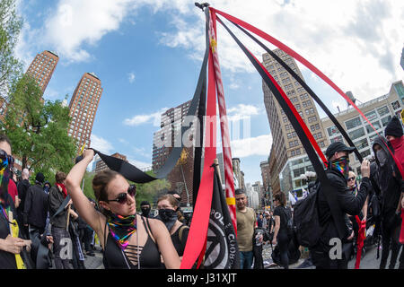 New York, USA. 1. Mai 2017. New York, NY 1. Mai 2017 - Anarchisten tanzen um einen Maibaum auf einer Kundgebung der Maifeiertag/internationaler Tag der Arbeiter im Union Square Park. Bildnachweis: Stacy Walsh Rosenstock/Alamy Live-Nachrichten Stockfoto