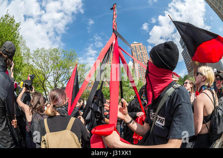 New York, USA. 1. Mai 2017. New York, NY 1. Mai 2017 - Anarchisten tanzen um einen Maibaum auf einer Kundgebung der Maifeiertag/internationaler Tag der Arbeiter im Union Square Park. Bildnachweis: Stacy Walsh Rosenstock/Alamy Live-Nachrichten Stockfoto