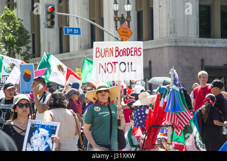 Los Angeles, Kalifornien, USA. 1. Mai 2017. Teilnehmer im Mai hält ihr Zeichen in der Nähe von Los Angeles City Hall in der Innenstadt von Los Angeles, Kalifornien am 1. Mai 2017.  Bildnachweis: Sheri Determan/Alamy Live-Nachrichten Stockfoto