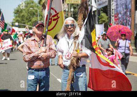 Los Angeles, Kalifornien, USA. Mai, 2017. Alfred 'Panther' Mazza und Greywolf Der chumasch Indianischen Stamm im Mai Tag März in der Innenstadt von Los Angeles, Kalifornien teilnehmen am 1. Mai 2017. Credit: Sheri Determan/Alamy leben Nachrichten Stockfoto