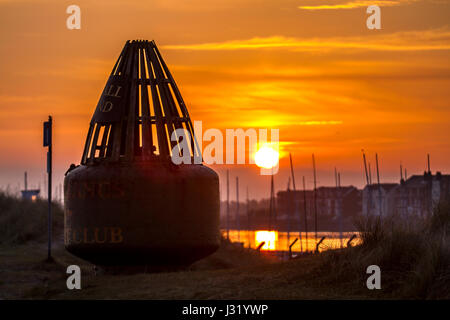 Southport, Großbritannien. UK Wetter. Zum 2. Mai, 2017. Hell wie die Sonne über Marine See und die Navigation Boje Wahrzeichen an der West Lancashire Yacht Club Marina. Credit: MediaWorldImages/Alamy leben Nachrichten Stockfoto