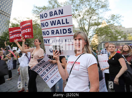 New York, USA. 1. Mai 2017. Demonstranten nehmen Teil an der "Rise Up New York"-Rallye bei Foley Square in New York, USA, 1. Mai 2017. Tausende von Amerikanern am Montag nahm auf Straßen in großen US-Städten wie Washington, DC, Chicago, New York und Los Angeles zu Mai-Demonstrationen für die Rechte der Arbeitnehmer, Frauen und Einwanderer zu verbinden. Bildnachweis: Wang Ying/Xinhua/Alamy Live-Nachrichten Stockfoto