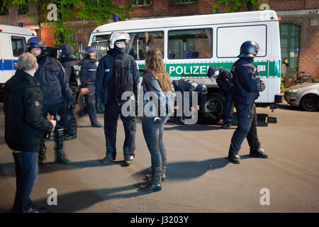 Berlin, Deutschland. 1. Mai 2017. Simon Becker/Le Pictorium - Mai-Demonstration in Berlin - 05.01.2017 - Deutschland/Berlin/Berlin - eine nicht autorisierte Demonstration der linksradikalen Gruppen marschieren durch die Viertel Kreuzberg und Hermannplatz und konfrontiert Sie mit der Polizei. Stockfoto