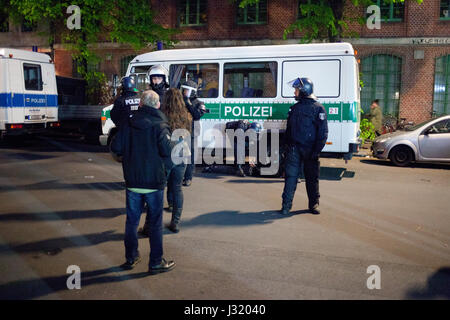 Berlin, Deutschland. 1. Mai 2017. Simon Becker/Le Pictorium - Mai-Demonstration in Berlin - 05.01.2017 - Deutschland/Berlin/Berlin - eine nicht autorisierte Demonstration der linksradikalen Gruppen marschieren durch die Viertel Kreuzberg und Hermannplatz und konfrontiert Sie mit der Polizei. Stockfoto