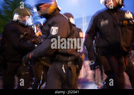 Berlin, Deutschland. 1. Mai 2017. Simon Becker/Le Pictorium - Mai-Demonstration in Berlin - 05.01.2017 - Deutschland/Berlin/Berlin - eine nicht autorisierte Demonstration der linksradikalen Gruppen marschieren durch die Viertel Kreuzberg und Hermannplatz und konfrontiert Sie mit der Polizei. Stockfoto