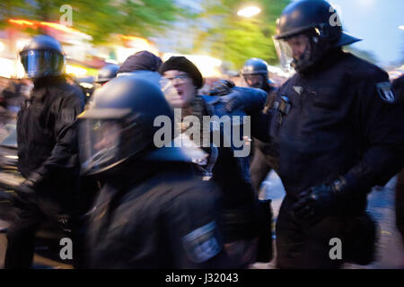 Berlin, Deutschland. 1. Mai 2017. Simon Becker/Le Pictorium - Mai-Demonstration in Berlin - 05.01.2017 - Deutschland/Berlin/Berlin - eine nicht autorisierte Demonstration der linksradikalen Gruppen marschieren durch die Viertel Kreuzberg und Hermannplatz und konfrontiert Sie mit der Polizei. Stockfoto