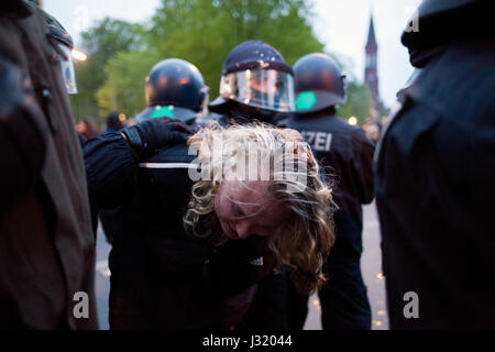 Berlin, Deutschland. 1. Mai 2017. Simon Becker/Le Pictorium - Mai-Demonstration in Berlin - 05.01.2017 - Deutschland/Berlin/Berlin - eine nicht autorisierte Demonstration der linksradikalen Gruppen marschieren durch die Viertel Kreuzberg und Hermannplatz und konfrontiert Sie mit der Polizei. Stockfoto