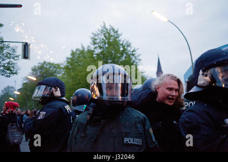 Berlin, Deutschland. 1. Mai 2017. Simon Becker/Le Pictorium - Mai-Demonstration in Berlin - 05.01.2017 - Deutschland/Berlin/Berlin - eine nicht autorisierte Demonstration der linksradikalen Gruppen marschieren durch die Viertel Kreuzberg und Hermannplatz und konfrontiert Sie mit der Polizei. Stockfoto