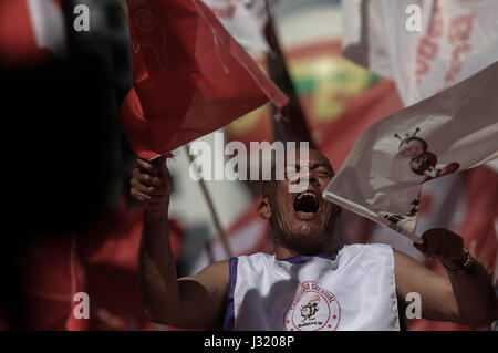 Sao Paulo, Brasilien. 1. Mai 2017. Ein Mann ruft Parolen während eines Marsches Markierung International Workers' Day in Sao Paulo, Brasilien, am 1. Mai 2017. Bildnachweis: Rahel Patras/Xinhua/Alamy Live-Nachrichten Stockfoto