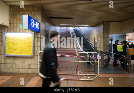 Dortmund, Deutschland. 2. Mai 2017. Zugang zu einer Plattform wird blockiert, nachdem ein intercity express (ICE)-Zug in der central Station in Dortmund, Deutschland, 2. Mai 2017 entgleist. Reise hat nach Unfall am Montagabend gestört wurde. Teile des Bahnhofs geschlossen bleiben und Pendler vor Verzögerungen. Foto: Bernd Thissen/Dpa/Alamy Live News Stockfoto