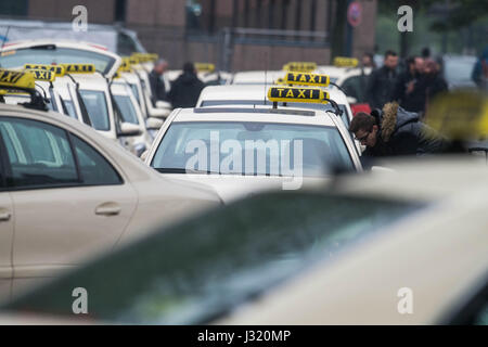 Dortmund, Deutschland. 2. Mai 2017. Taxis warten vor dem Bahnhof, nachdem ein intercity express (ICE)-Zug in der central Station in Dortmund, Deutschland, 2. Mai 2017 entgleist. Reise hat nach Unfall am Montagabend gestört wurde. Teile des Bahnhofs geschlossen bleiben und Pendler vor Verzögerungen. Foto: Bernd Thissen/Dpa/Alamy Live News Stockfoto