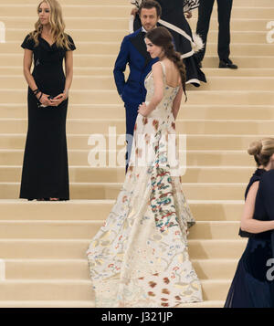 New York, USA. 1. Mai 2017. Bee Shaffer (C) besucht das "Rei Kawakubo/Comme des Garcons: Kunst der dazwischen" Costume Institute Gala im Metropolitan Museum of Art Credit: Ovidiu Hrubaru/Alamy Live News Stockfoto