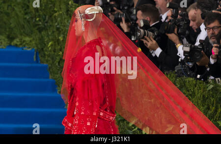 New York, USA. 1. Mai 2017. Katy Perry besucht die "Rei Kawakubo/Comme des Garcons: Kunst der dazwischen" Costume Institute Gala im Metropolitan Museum of Art Credit: Ovidiu Hrubaru/Alamy Live News Stockfoto