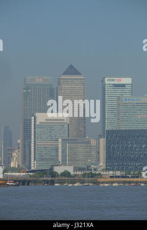 London, UK. 2. Mai 2017. Blauen dunstigen Himmel über Canary Wharf. Kredit: Claire Doherty/Alamy Live News Stockfoto