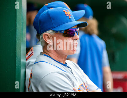 New York Mets Manager Terry Collins (10) Uhren seiner Team-Play im fünften Inning gegen die Washington Nationals am Nationals Park in Washington, D.C. am Sonntag, 30. April 2017. Die Staatsangehörigen gewann das Spiel 23-5. Bildnachweis: Ron Sachs / CNP - kein Draht-SERVICE - Foto: Ron Sachs/konsolidiert News Fotos/Ron Sachs - CNP Stockfoto