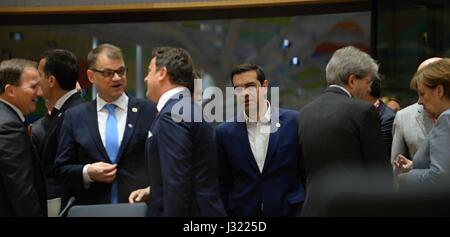 Brüssel, Belgien. 29. April 2017. Der griechische Premierminister Alexis Tsipras (Mitte) während des EU-Gipfels in Brüssel am Samstag, 29. April 2017. Bildnachweis: Jakub Dospiva/CTK Foto/Alamy Live-Nachrichten Stockfoto