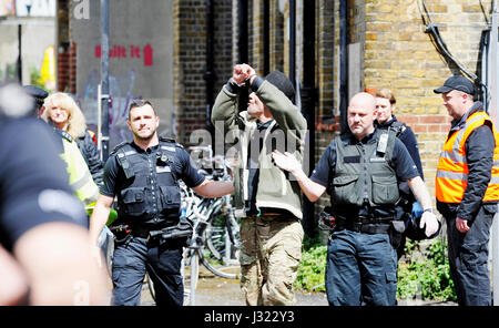 Brighton, UK. 2. Mai 2017. Die Hausbesetzer, die auf dem Dach des Gebäudes University of Brighton Circus Street wurde weggenommen nachdem er dort für mehr als 6 Stunden von der Polizei. Das Gebäude gehört zu einem Sanierungsprojekt im Zentrum Stadt und ist seit einer Weile leer Credit: Simon Dack/Alamy Live News Stockfoto