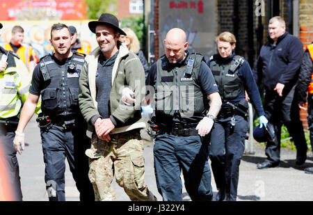 Brighton, UK. 2. Mai 2017. Die Hausbesetzer, die auf dem Dach des Gebäudes University of Brighton Circus Street wurde weggenommen nachdem er dort für mehr als 6 Stunden von der Polizei. Das Gebäude gehört zu einem Sanierungsprojekt im Zentrum Stadt und ist seit einer Weile leer Credit: Simon Dack/Alamy Live News Stockfoto