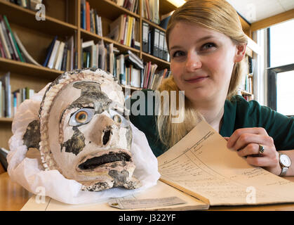 Oldenburg, Deutschland. 2. Mai 2017. Jennifer Tadge, eine Ethnologin an der Natur und Mensch staatliches Museum, mit der Ausstellung "Over-Modulated zeremoniellen Schädel von Papua New Guinea" in Oldenburg, Deutschland, 2. Mai 2017. Das Element ist Teil der Sammlung des Museums von Schädeln aus der außereuropäischen Welt. Das Museum forscht derzeit auf die Elemente in einem Versuch, die Herkunft der Schädel und die Natur die Sammler Interesse an ihnen zu bestimmen. Foto: Ingo Wagner/Dpa/Alamy Live News Stockfoto