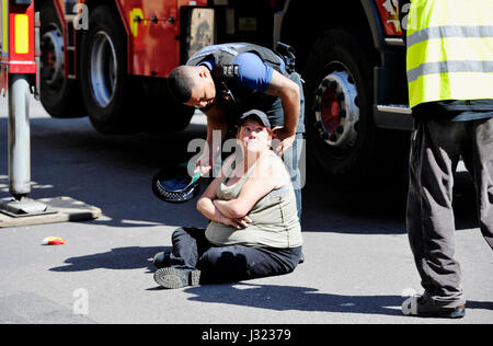 Brighton, UK. 2. Mai 2017. Die Hausbesetzer weigert sich, an der University of Brighton Zirkus Straße Gebäude zu bewegen. Das Gebäude gehört zu einem Sanierungsprojekt im Zentrum Stadt und ist seit einer Weile leer Credit: Simon Dack/Alamy Live News Stockfoto