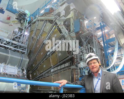 Freiburger Physiker Karl Jakobs erklärt, dass Aspekte des Atlas Teilchens experimentieren zurzeit durchgeführt von der Europäischen Organisation für Kernforschung (Cern) in Genf, Schweiz, 2. Mai 2017. Die Atlas-Teilchendetektor ist Teil des Large Hadron Collider (LHC) befindet sich etwa 100 Meter unter der Erde. Europäische Forscher sind auf der Suche nach dunkler Materie - eine hypothetische und noch unentdeckte Form der Materie. Foto: Christiane Oelrich/dpa Stockfoto