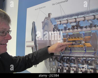 Freiburger Physiker Karl Jakobs erklärt, dass Aspekte des Atlas Teilchens experimentieren zurzeit durchgeführt von der Europäischen Organisation für Kernforschung (Cern) in Genf, Schweiz, 2. Mai 2017. Die Atlas-Teilchendetektor ist Teil des Large Hadron Collider (LHC) befindet sich etwa 100 Meter unter der Erde. Europäische Forscher sind auf der Suche nach dunkler Materie - eine hypothetische und noch unentdeckte Form der Materie. Foto: Christiane Oelrich/dpa Stockfoto