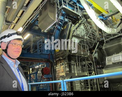 Freiburger Physiker Karl Jakobs erklärt, dass Aspekte des Atlas Teilchens experimentieren zurzeit durchgeführt von der Europäischen Organisation für Kernforschung (Cern) in Genf, Schweiz, 2. Mai 2017. Die Atlas-Teilchendetektor ist Teil des Large Hadron Collider (LHC) befindet sich etwa 100 Meter unter der Erde. Europäische Forscher sind auf der Suche nach dunkler Materie - eine hypothetische und noch unentdeckte Form der Materie. Foto: Christiane Oelrich/dpa Stockfoto