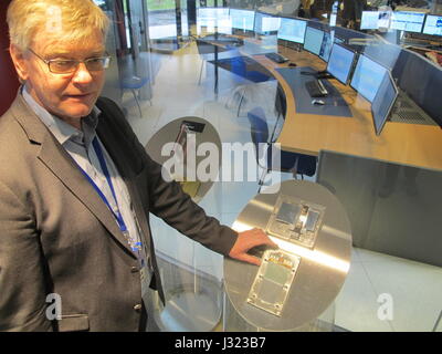 Freiburger Physiker Karl Jakobs erklärt, dass Aspekte des Atlas Teilchens experimentieren zurzeit durchgeführt von der Europäischen Organisation für Kernforschung (Cern) in Genf, Schweiz, 2. Mai 2017. Die Atlas-Teilchendetektor ist Teil des Large Hadron Collider (LHC) befindet sich etwa 100 Meter unter der Erde. Europäische Forscher sind auf der Suche nach dunkler Materie - eine hypothetische und noch unentdeckte Form der Materie. Foto: Christiane Oelrich/dpa Stockfoto