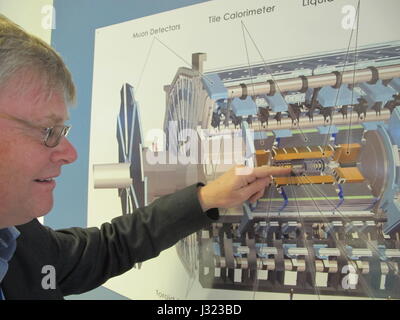 Freiburger Physiker Karl Jakobs erklärt, dass Aspekte des Atlas Teilchens experimentieren zurzeit durchgeführt von der Europäischen Organisation für Kernforschung (Cern) in Genf, Schweiz, 2. Mai 2017. Die Atlas-Teilchendetektor ist Teil des Large Hadron Collider (LHC) befindet sich etwa 100 Meter unter der Erde. Europäische Forscher sind auf der Suche nach dunkler Materie - eine hypothetische und noch unentdeckte Form der Materie. Foto: Christiane Oelrich/dpa Stockfoto