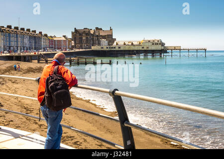 Aberystwyth, Wales, UK. 2. Mai 2017. Mit dem frühen Frühling Feiertag über sonniges Wetter kehrt an der walisischen Küste Stadt Aberystwyth Kredit: Alan Hale/Alamy Live News Stockfoto