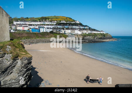 Cardigan Bay, Wales, UK. 2. Mai 2017. Nach den Massen der Bank Holiday Montag/lange Wochenende gegangen, abgesehen von ein paar Leute und ein Hund am Strand in New Quay menschenleer ist. An einem sonnigen Tag der blaue Himmel in frühen May.Seaside resort an der Küste Ceredigion, Cardigan Bay, West Wales.UK. Bildnachweis: Paul Quayle/Alamy Live-Nachrichten Stockfoto