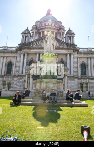 Belfast, UK. 2. Mai 2017. Beim Mittagessen während Sonne strahlen Glanz nach unten auf der Belfast City Hall Credit: Anthony Lynn/Alamy Live News Stockfoto