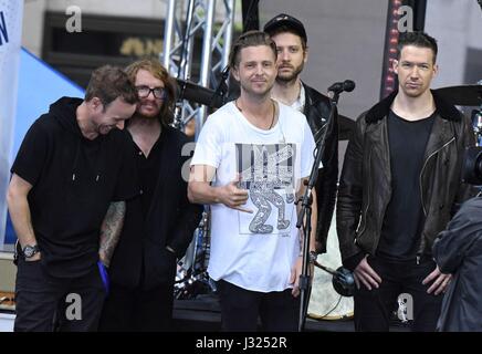 New York, NY, USA. 2. Mai 2017. Eddie Fisher, Drew Brown, Ryan Tedder, Brent Kutzle, Zach Filkins auf der Bühne für NBC Today Show-Konzert mit One Republic, Rockefeller Plaza, New York, NY 2. Mai 2017. Bildnachweis: Derek Sturm/Everett Collection/Alamy Live-Nachrichten Stockfoto