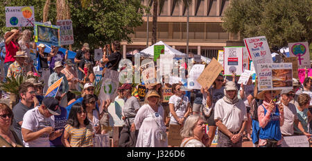 Arizonabürger mit Protest Zeichen bei Rallye / März für die Wissenschaft am Earth Day, 22. April 2017, in den USA. Stockfoto