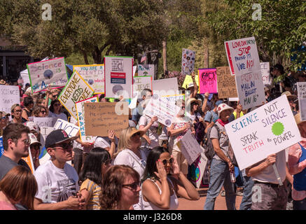 Arizonabürger mit Protest Zeichen bei Rallye / März für die Wissenschaft am Earth Day, 22. April 2017, in den USA. Stockfoto