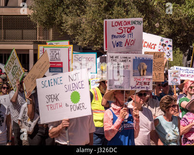 Arizonabürger mit Protest Zeichen bei Rallye / März für die Wissenschaft am Earth Day, 22. April 2017, in den USA. Stockfoto